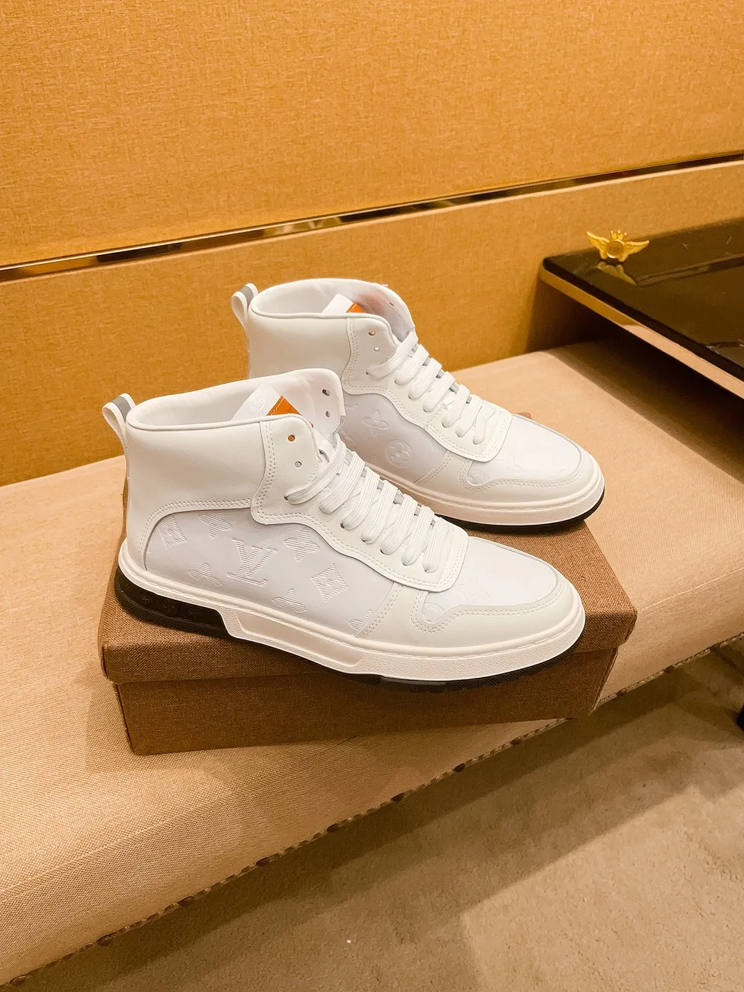 Men's shoes 💰 440💰【 LV 】🔥 Louis Vuitton, high-end men's shoes brand, official website 1:1 latest masterpiece: the upper is made of first-layer cowhide imported from Italy with a comfortable and breathable lining➕original non-slip and wear-resistant outsole🔥, making walking more convenient and comfortable! An exclusive new model, a stunning work, a beautiful 1:1 replica [color] compared to the official quality! Create a fashionable personality to set off your uniqueness! A must-have for trendy men! Classic🔥Size: 38-44 Color: 🔥Multiple colors available🔥